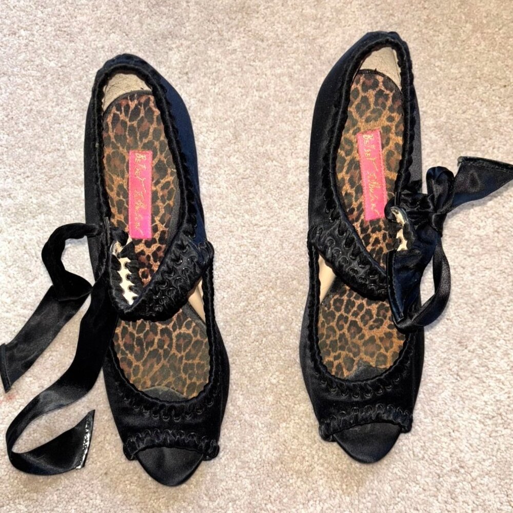 Betsey Johnson Size 8M Pumps Women's Heels Black Satin Bow Open Peep-Toe Bow